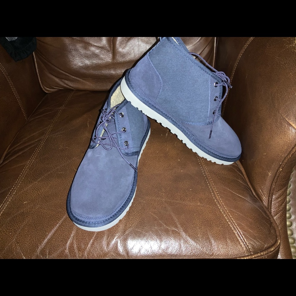 NEW UGG men’s chukka shearling lined boot.    11.
